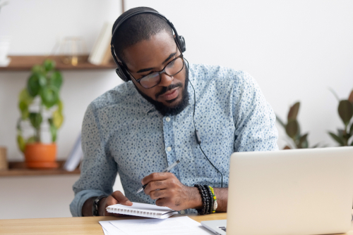 ヒアリングは和製英語のため本場では「listening」の方が意味が通じやすい