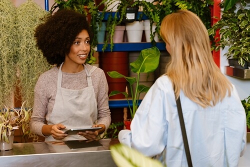 「ご連絡ください」は目上に使えないって本当？